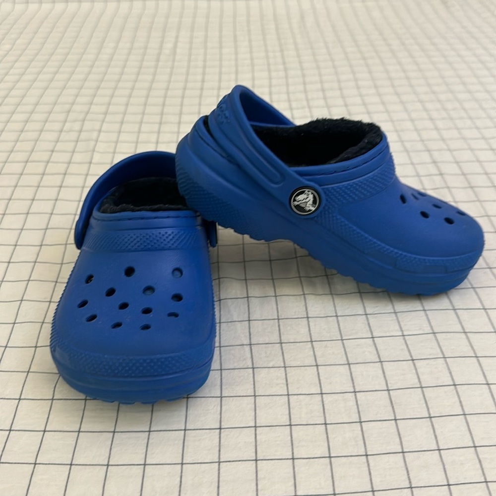Toddler CROCS 9C blue with fur lining.